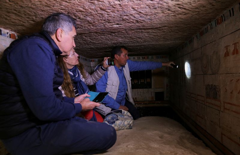 &copy; Reuters. Arqueólogo egípcio fala dentro do túmulo de uma mulher chamada Petty, responsável pelo embelezamento do rei e do sacerdote de Hathor, em um túmulo recentemente descoberto na área de Saqqara, em Gizé, Egito, 19 de março de 2022. REUTERS/Hanaa Habib