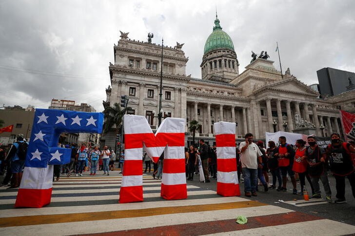 &copy; Reuters. Manifestantes protestam em frente ao Congresso Nacional, enquanto deputados debatem acordo do governo com o Fundo Monetário Internacional (FMI), em Buenos Aires, Argentina, 10 de março de 2022. REUTERS/Agustin Marcarian
