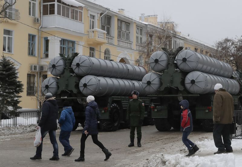 &copy; Reuters. أشخاص يمرون بصواريخ روسية الصنع من طراز إس-400 في فولجوجراد بصورة من أرشيف رويترز.
