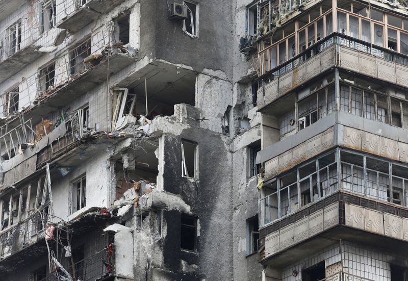 © Reuters. مبنى سكني لحقت به أضرار خلال قصف في مدينة ماريوبول الساحلية المحاصرة في أوكرانيا 18 مارس آذار 2022 . تصوير: ألكسندر أرموشينكو -رويترز. 

