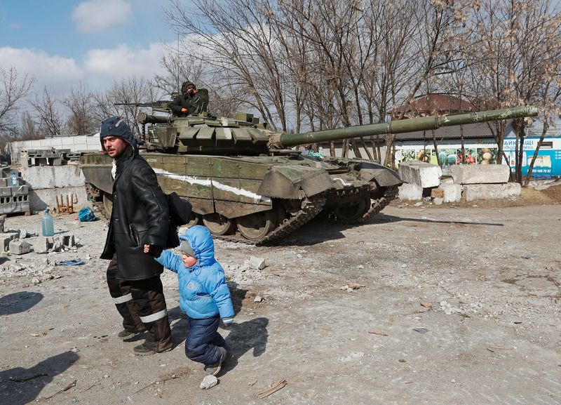 &copy; Reuters. Un char des troupes pro-russes dans la ville assiégée de Marioupol. Le conseil municipal de la ville de Marioupol a déclaré que les forces russes avaient emmené de force plusieurs milliers d'habitants de la ville la semaine dernière. /Photo prise le