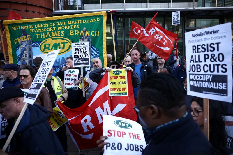 © Reuters. FILE PHOTO: People protest outside the offices of DP World, who own P&O Ferries, after the company fired hundreds of employees, in London, Britain, March 18, 2022. REUTERS/Henry Nicholls