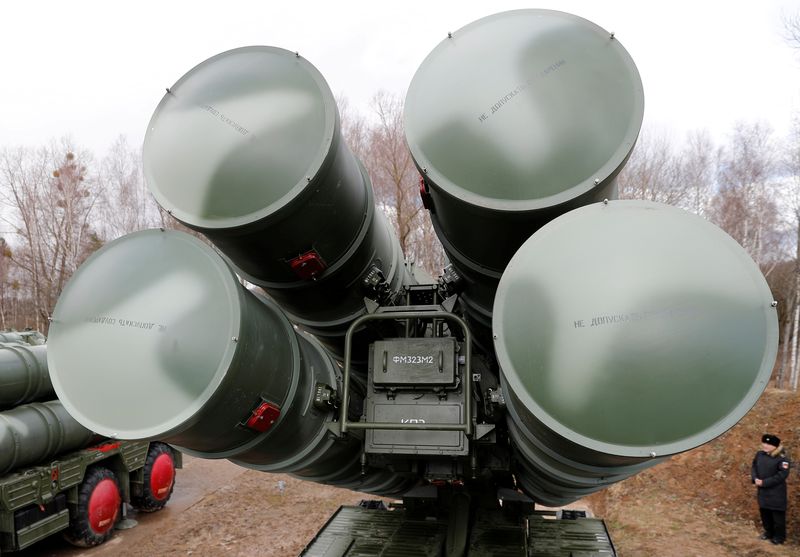 &copy; Reuters. Les Etats-Unis ont évoqué de manière informelle avec la Turquie la possibilité, peu probable, qu'elle envoie ses missiles S-400 de fabrication russe en Ukraine. /Photo d'arrchives/REUTERS/Vitaly Nevar