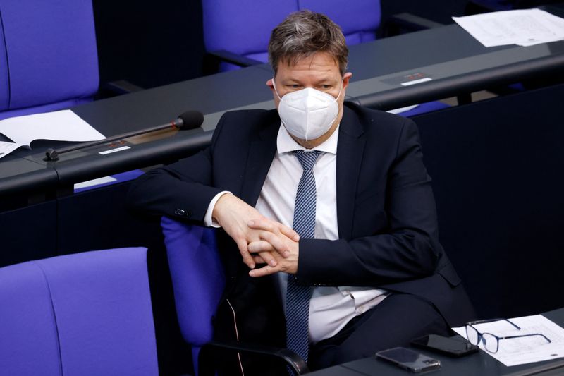© Reuters. وزير الاقتصاد الألماني روبرت هابيك في البرلمان الألماني بوم 27 فبراير شباط 2022. تصوير مايكل تانتوسي- رويترز.