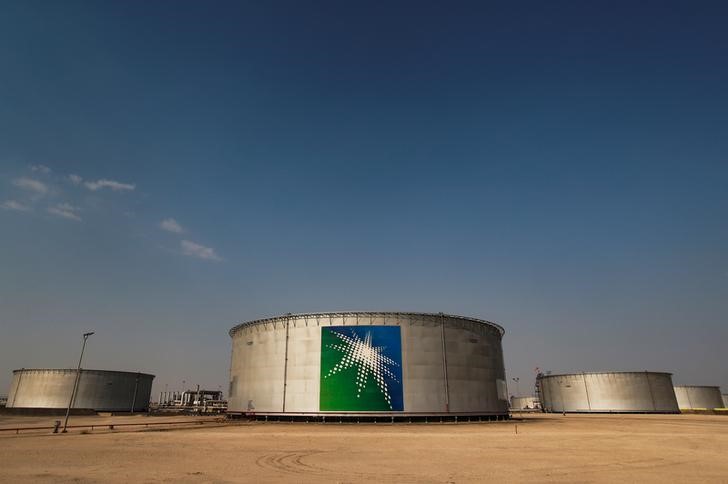 &copy; Reuters. Foto de archivo ilustrativa de tanques de almacenamiento de petróleo de Aramco en Abqaiq, Arabia Saudita. 
Oct 12, 2019. REUTERS/Maxim Shemetov