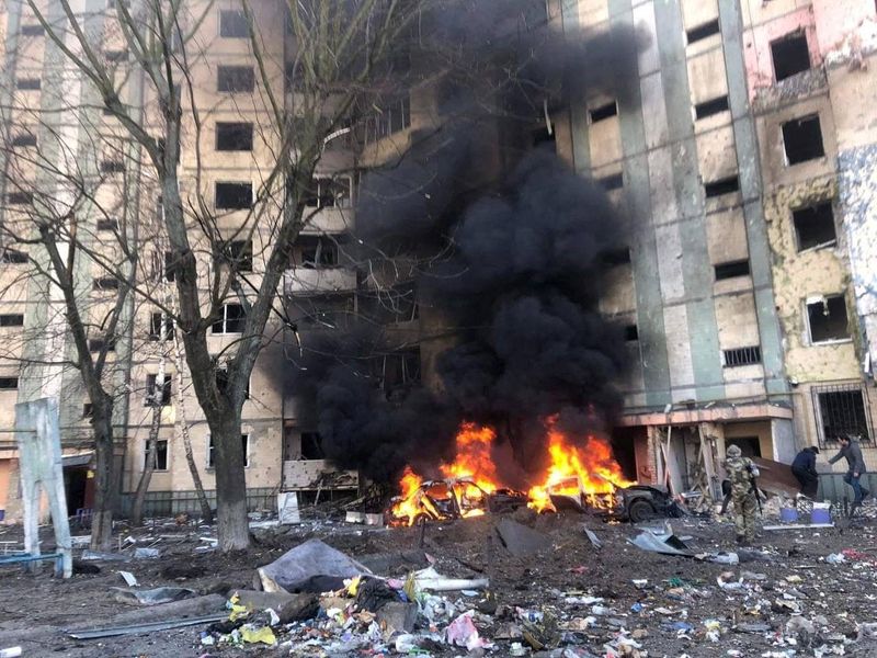 &copy; Reuters. Fumaça sobe de veículos em chamas do lado de fora de um prédio residencial que foi danificado por um ataque aéreo, enquanto o ataque da Rússia à Ucrânia continua, em Kiev, Ucrânia, nesta foto divulgada em 20 de março de 2022. Serviço de imprensa