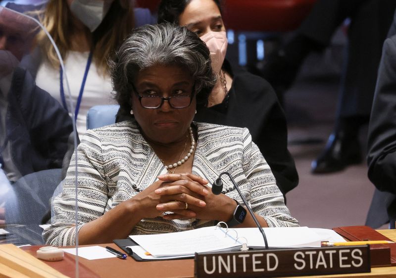 © Reuters. السفيرة الأمريكية في الأمم المتحدة ليندا توماس جرينفيلد خلال جلسة لمجلس الأمن في  نيويورك يوم الجمعة. تصوير:بريندان مكدمرميد-رويترز.