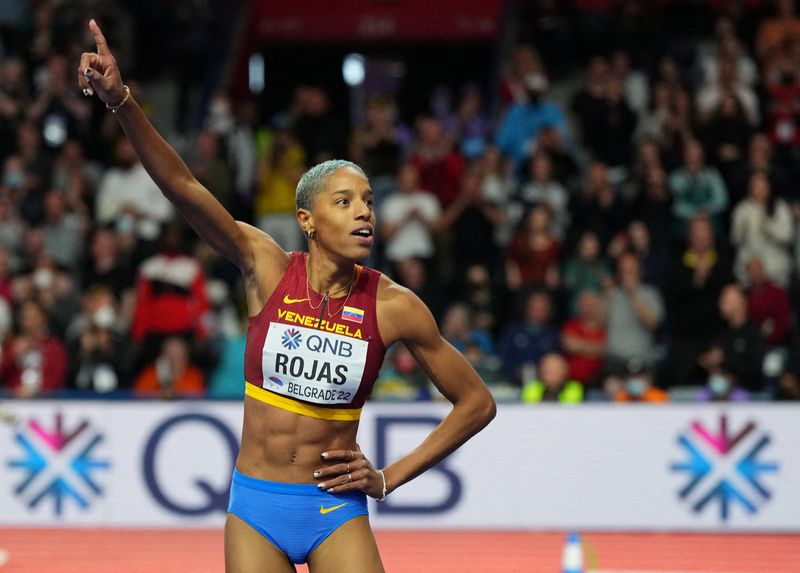 &copy; Reuters. Campeonato Mundial de Atletismo Indoor - Stark Arena, Belgrado, Sérvia - 20 de março de 2022. A venezuelana Yulimar Rojas comemora o gol da vitória e estabelece um novo recorde mundial na final do salto triplo feminino REUTERS/Aleksandra Szmigiel