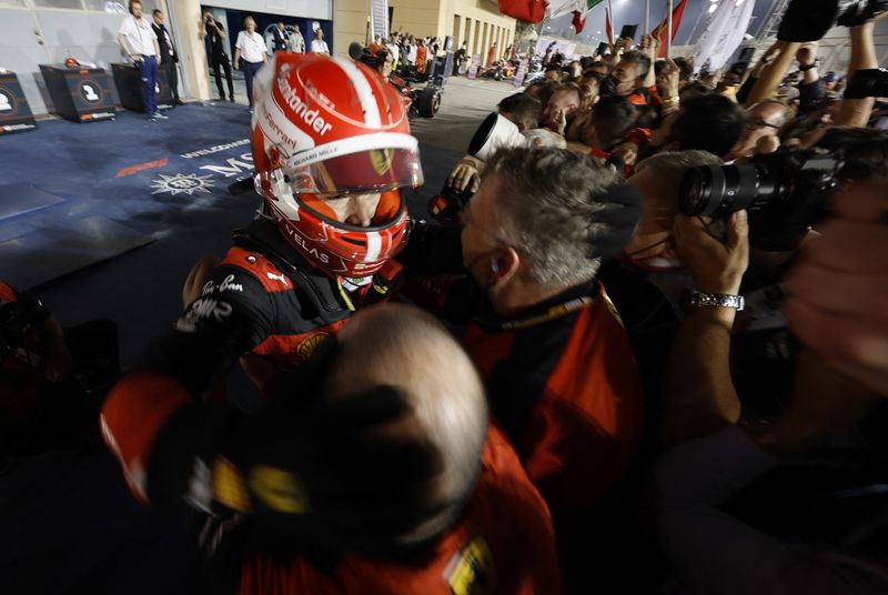 &copy; Reuters. شارل لوكلير سائق فيراري يحتفل مع فريقه بالفوز بسباق جائزة البحرين الكبرى يوم الأحد. تصوير: حمد محمد - رويترز.