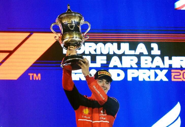 &copy; Reuters. Mar 20, 2022 
Foto del domingo del piloto de Ferrari Charles Leclerc celebrando en el podio tras granar el Gran Premio de Baréin 
REUTERS/Thaier Al-Sudani