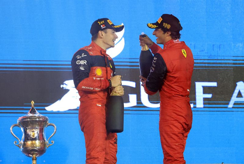 &copy; Reuters. Fórmula 1 - Grande Prêmio do Bahrein - Circuito Internacional do Bahrein - 20 de março de 2022. Charles Leclerc, da Ferrari, comemora no pódio depois de vencer a corrida com Carlos Sainz Jr., da Ferrari, segundo colocado. REUTERS/Thaier Al-Sudani