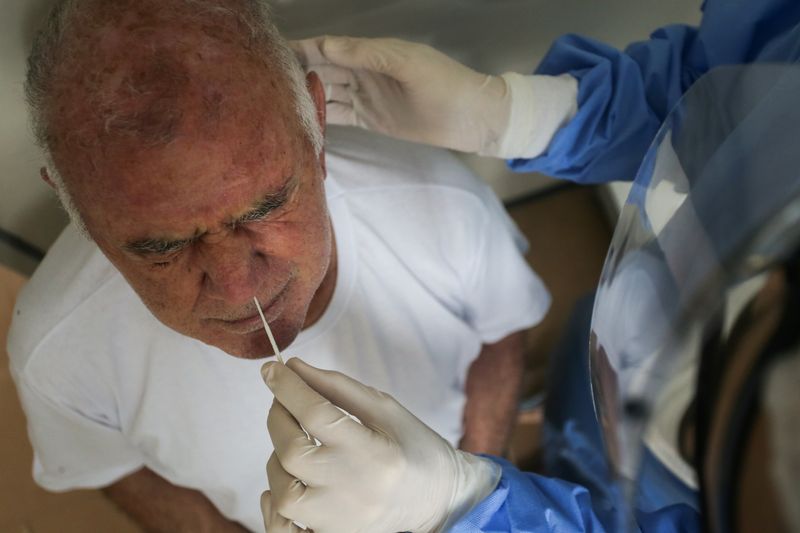 &copy; Reuters. Homem faz teste para Covid-19 em Porto Alegre
20/01/2022
REUTERS/Diego Vara