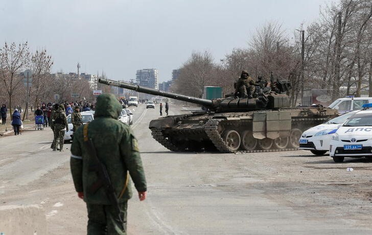 &copy; Reuters. Foto del domingo de tropas prorusas en un tanque en las afuera sde Mariupol
Mar 20, 2022. REUTERS/Alexander Ermochenko