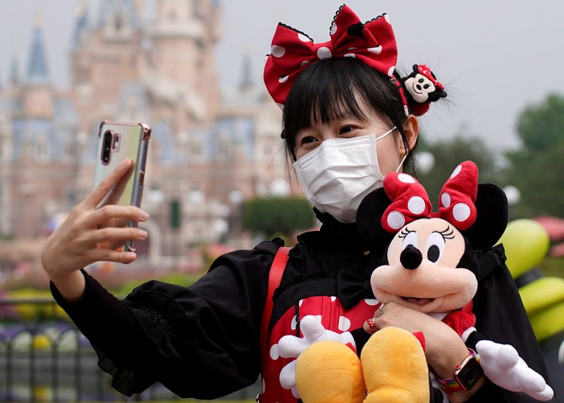 &copy; Reuters. 　３月２０日、上海ディズニーリゾートは、中国国内で新型コロナウイルスの感染が拡大していることを理由に、２１日から施設を一時的に閉鎖すると明らかにした。２０２０年５月撮影（