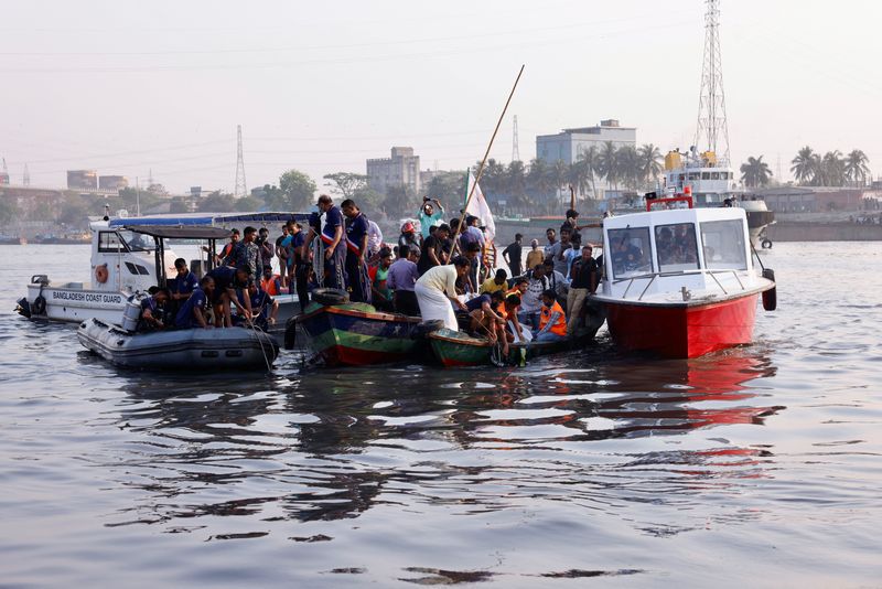 &copy; Reuters. عمال الانقاذ يحاولون انتشال الجثث من العبارة الغارقة في نهر شيتالاخسيا يوم الأحد. تصوير: محمد بونير حسين - رويترز