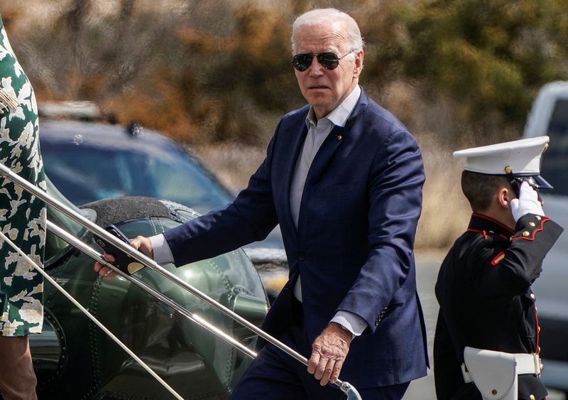 &copy; Reuters. Le président américain Joe Biden se rendra vendredi en Pologne pour discuter de la réponse internationale à l'invasion de l'Ukraine par la Russie qui a provoqué une "crise humanitaire et des droits humains", a déclaré dimanche soir la porte-parole 