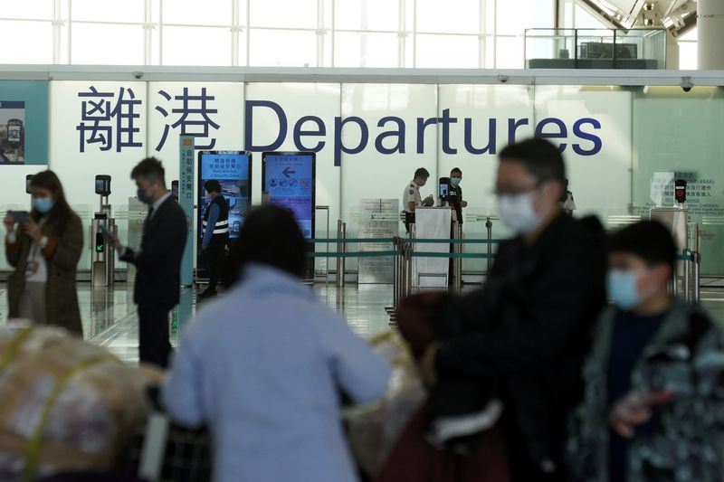 &copy; Reuters. Hong Kong prévoit d'assouplir le mois prochain les restrictions sanitaires en vigueur face à l'épidémie de coronavirus, avec notamment la levée de l'interdiction des vols en provenance de neuf pays et la réouverture des écoles, a annoncé lundi la 