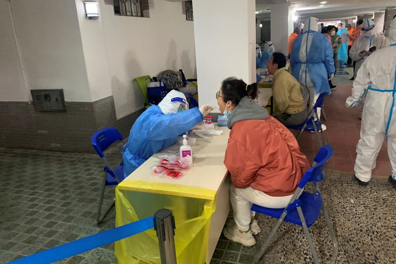 &copy; Reuters. 　中国本土で３月２０日に確認された症状のある新規国内感染者は１９４７人と、前日の１６５６人から増加した。国家衛生健康委員会が２１日発表した。上海の団地で１９日撮影（２０２