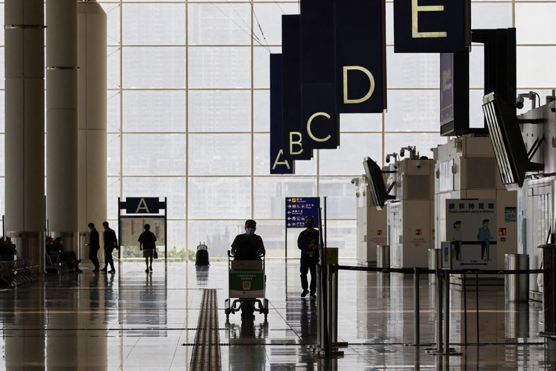 &copy; Reuters. Un viajero camina en el vestíbulo de salidas del aeropuerto internacional de Hong Kong durante la pandemia del coronavirus en Hong Kong, China, 21 de marzo de 2022. REUTERS/Tyrone Siu
