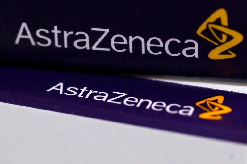 &copy; Reuters. FOTO DE ARCHIVO: El logotipo de AstraZeneca en envases de medicamentos en una farmacia en Londres, 28 de abril de 2014. REUTERS/Stefan Wermuth