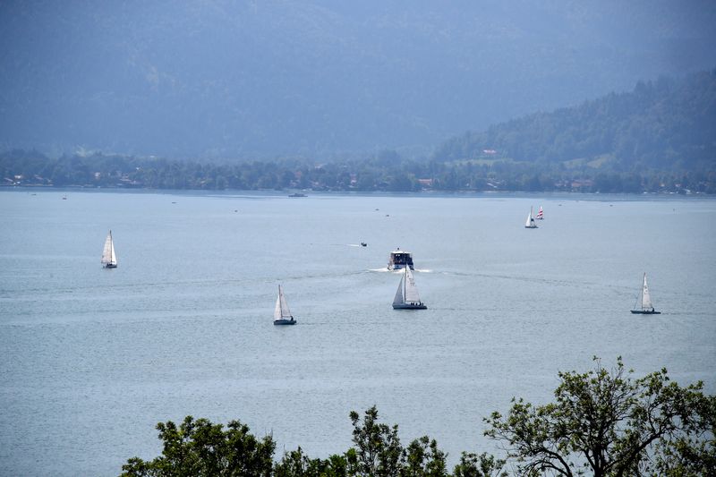 &copy; Reuters. FOTO DE ARCHIVO: Barcos en el lago Tegernsee, en Alemania, 31 de julio de 2020. REUTERS/Michael Dalder