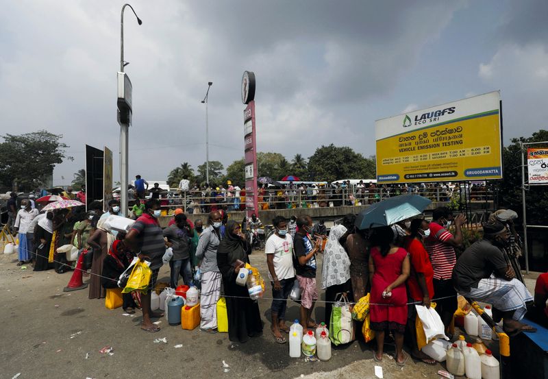 &copy; Reuters. People stand in a long queue to buy kerosene oil due to shortage of domestic gas as a result of country's economic crisis, at a fuel station in Colombo, Sri Lanka  March 18, 2022. REUTERS/Dinuka Liyanawatte