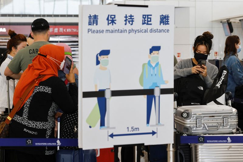 &copy; Reuters. 　３月２１日、香港政府の林鄭月娥（キャリー・ラム）行政長官は、新型コロナウイルス対策を来月から一部緩和すると発表した。写真は香港国際空港のチェックインカウンター。（２０２