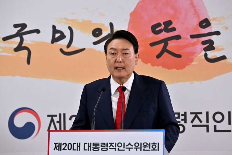 &copy; Reuters. 　3月２０日、韓国の尹錫悦（ユン・ソンニョル）次期大統領（写真）は、大統領執務室を青瓦台から国防省の庁舎に移転すると発表した。ソウルで２０日撮影。代表撮影（２０２２年　ロ
