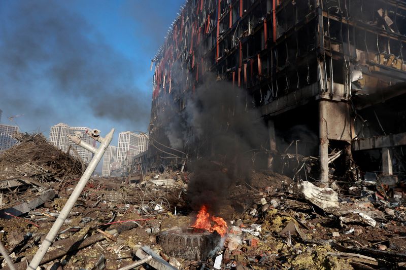 &copy; Reuters. Des bombardements ont touché dimanche soir un centre commercial de la capitale ukrainienne Kyiv, faisant au moins huit morts, endommageant des bâtiments voisins et propageant de la fumée et des débris sur plusieurs centaines de mètres. /Photo prise l