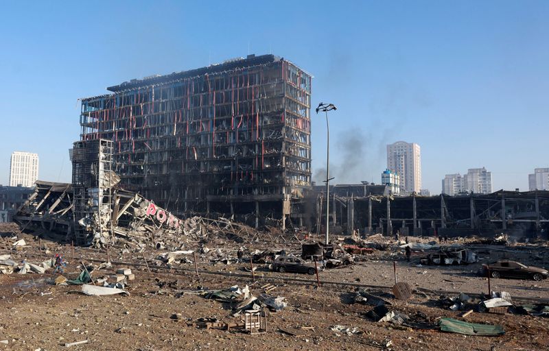 &copy; Reuters. El lugar de un bombardeo de un centro comercial situado en el distrito Podilskyi de Kiev, mientras continúa la invasión rusa de Ucrania, en Kiev, Ucrania, 21 de marzo de 2022. REUTERS/Serhii Nuzhnenko