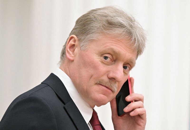 &copy; Reuters. المتحدث باسم الكرملين دميتري بيسكوف يتحدث للصحفيين في مكالمة هاتفية في موسكو يوم 18 فبراير شباط 2022. 
(صورة لرويترز من وكالة سبوتنيك للصور ويت