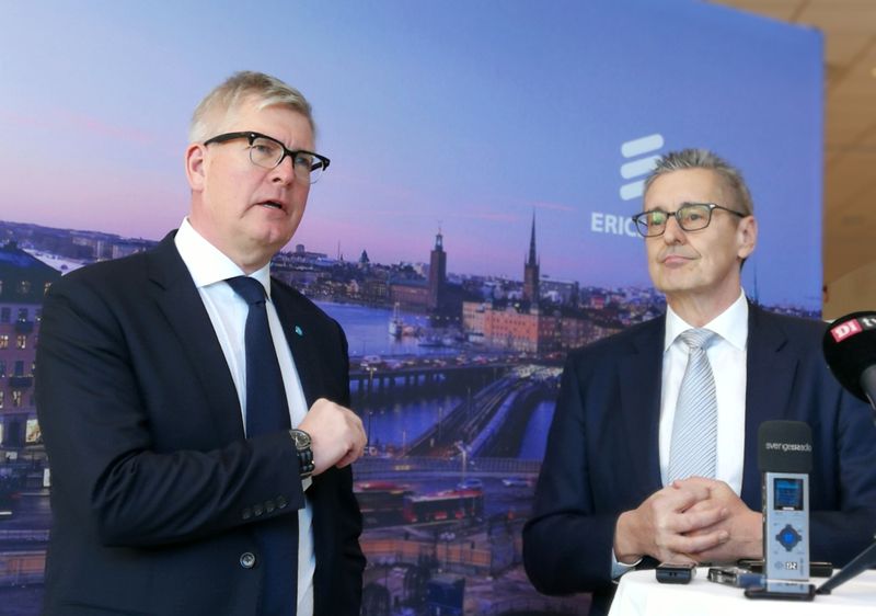 &copy; Reuters. روني ليتن رئيس شركة إريكسون السويدية (في اليمين) مع الرئيس التنفيذي بورجي إيكولم. صورة من أرشيف رويترز.