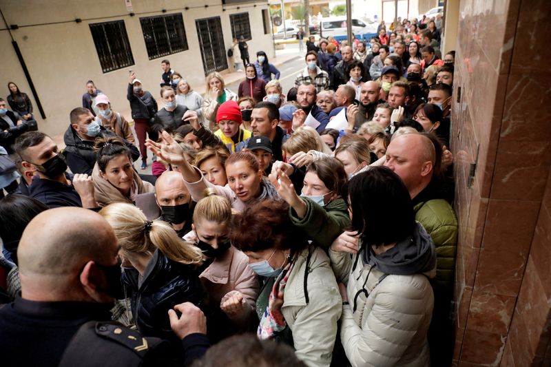 &copy; Reuters. FOTO DE ARCHIVO: Refugiados ucranianos hacen cola para conseguir una de las 100 citas diarias en la oficina de documentación para solicitar la protección temporal aprobada por la Unión Europea que permite la residencia y un permiso de trabajo, en Torre