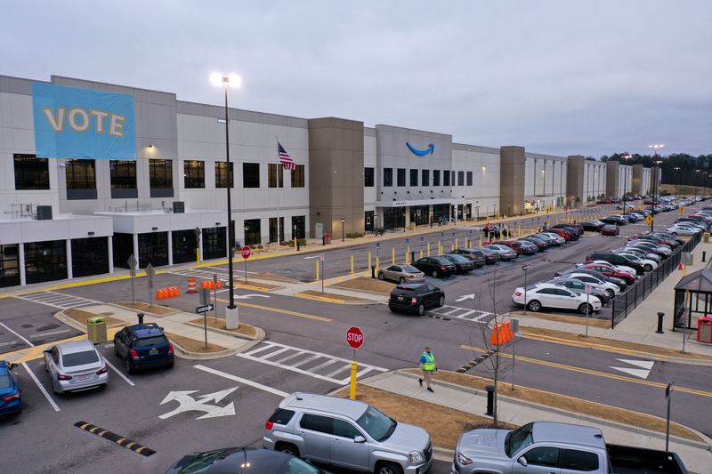 &copy; Reuters. FILE PHOTO: A banner with “VOTE” on it is displayed facing the employee parking lot at an Amazon facility on the first day of the unionizing vote, in Bessemer, Alabama, U.S., February 4, 2022.  REUTERS/Dustin Chambers/File Photo