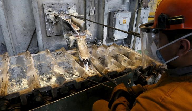 &copy; Reuters. Imagen de archivo de un empleado controlando la producción de aluminio en la fundición Rusal Sayanogorsk, a las afueras de Sayanogorsk, Rusia.