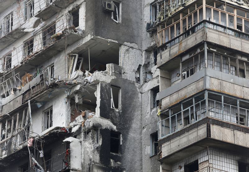 &copy; Reuters. Prédio residencial danificado na cidade portuária ucraniana de Mariupol
18/03/2022 REUTERS/Alexander Ermochenko