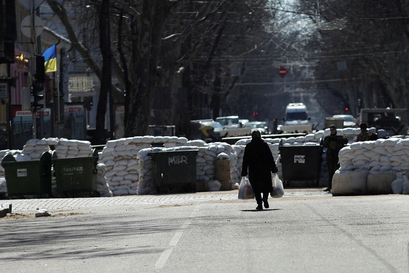 &copy; Reuters. Une femme âgée se promène dans le centre-ville d'Odessa. L'armée russe a bombardé lundi pour la première fois les faubourgs d'Odessa, dans le sud-ouest de l'Ukraine, endommageant des immeubles d'habitation sans faire de victime, ont annoncé les aut