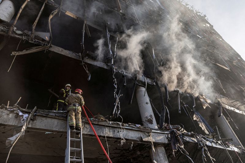 © Reuters. Bombeiros atuam em incêndio em shopping center em Kiev
21/03/2022 REUTERS/Marko Djurica 