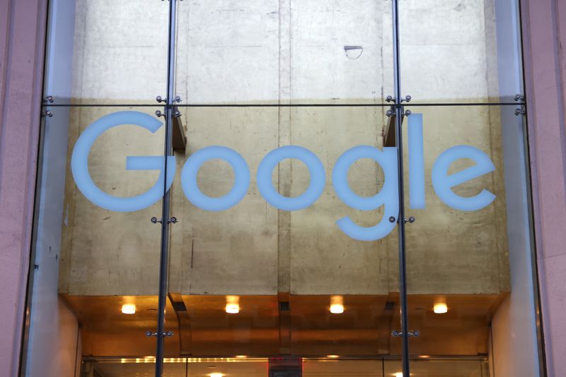 © Reuters. The logo for Google LLC is seen at their office in Manhattan, New York City, New York, U.S., November 17, 2021. REUTERS/Andrew Kelly