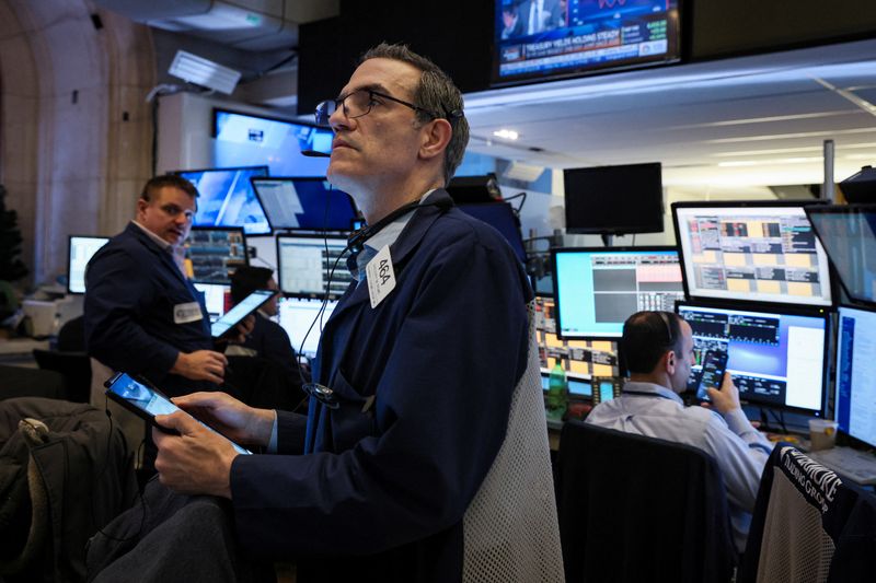 &copy; Reuters. Operadores trabalham na Bolsa de Nova York, EUA
03/03/2022
REUTERS/Brendan McDermid