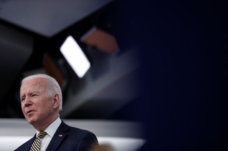 &copy; Reuters. Le ministère russe des Affaires étrangères a annoncé lundi avoir convoqué l'ambassadeur des Etats-Unis à Moscou pour lui demander de s'expliquer sur les propos "inacceptables" tenus par Joe Biden sur Vladimir Poutine, que le président américain a 