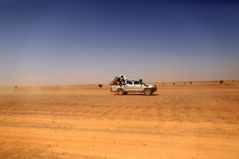 &copy; Reuters. FOTO DE ARCHIVO. Indígenas saharauis sentados en una camioneta mientras se dirigen a Tifariti, Sahara Occidental. 8 de septiembre de 2016. REUTERS/Zohra Bensemra