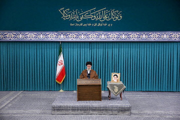 &copy; Reuters. الزعيم الأعلى الإيراني آية الله علي خامنئي يتحدث في طهران يوم الاثنين. صورة من الموقع الرسمي لخامنئي على الانترنت محظور إعادة بيعها أو وضعه