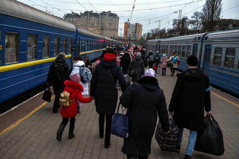 &copy; Reuters. IMAGEN DE ARCHIVO. Civiles que huyen de la invasión rusa a Ucrania se preparan para abordar un tren, en Odesa, Ucrania, Marzo 16, 2022. REUTERS/Alexandros Avramidis