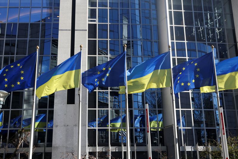 &copy; Reuters. Diverse bandiere dell'Unione europea e dell'Ucraina davanti al Parlamento europeo a Bruxelles.  REUTERS/Yves Herman