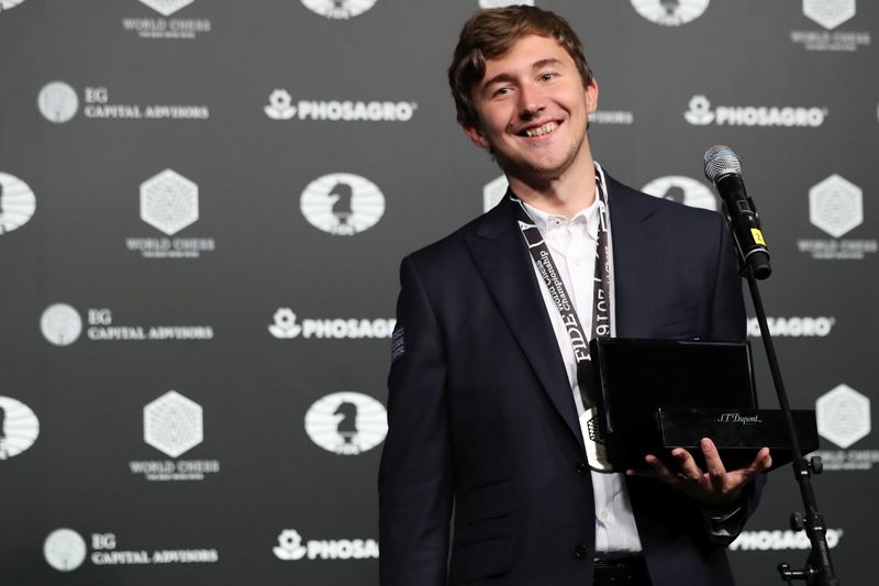 &copy; Reuters. FOTO DE ARCHIVO: El ruso Sergey Karjakin sonríe al ser alentado por fanáticos luego de perder el mundial de ajedrez del 2016 ante Magnus Carlsen en Nueva York, EEUU, 30 de noviembre del 2016. REUTERS/Mark Kauzlarich