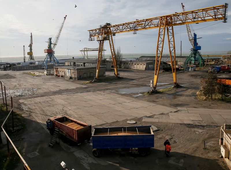 &copy; Reuters. FILE PHOTO: A truck with grain and cranes are seen in the Azov Sea port of Berdyansk, Ukraine November 30, 2018. REUTERS/Gleb Garanich/File Photo