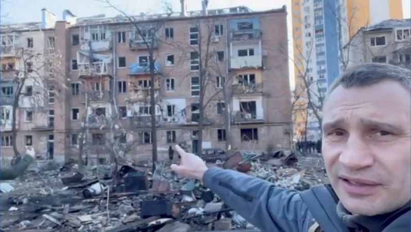 &copy; Reuters. رئيس بلدية كييف فيتالي كليتشكو في صورة بتاريخ 18 مارس اذار 2022. صورة من فيديو على وسائل التواصل الاجتماعي.