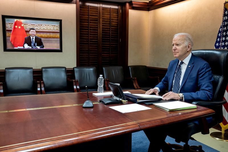 &copy; Reuters. FOTO DE ARCHIVO. El presidente de Estados Unidos, Joe Biden, mantiene conversaciones virtuales con el presidente chino, Xi Jinping, desde la Casa Blanca en Washington, Estados Unidos. 18 de marzo de 2022. Casa Blanca/Handout vía REUTERS