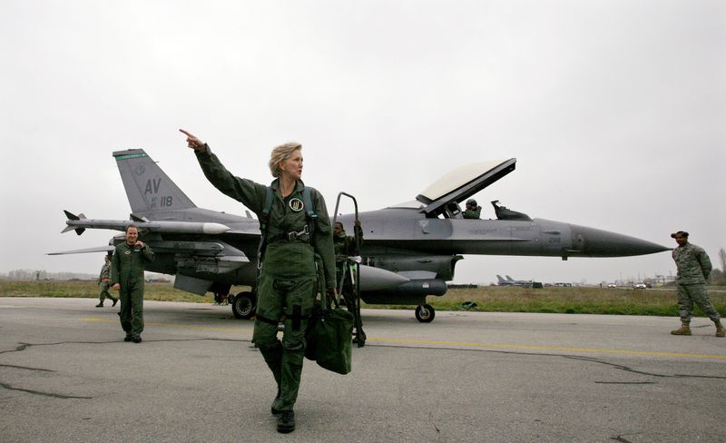 &copy; Reuters. FOTO DE ARCHIVO. Nancy McEldowney gesticula antes de embarcar en un avión de combate F-16 de la Fuerza Aérea de Estados Unidos en la base aérea militar de Graf Ignatievo, a unos 140 km al este de la capital, Sofía, Bulgaria. 7 de noviembre de 2008. RE